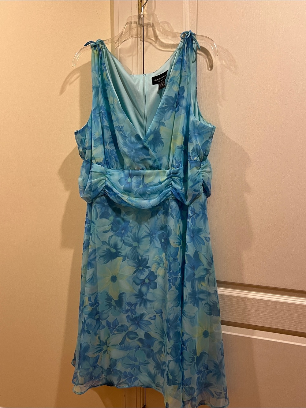 Connected Woman Blue Floral Plunge Neck Sleeveless Dress